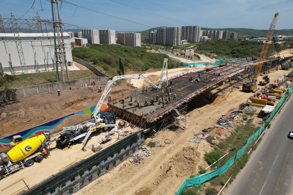 ¡El intercambiador vial de los barranquilleros ya muestra su cara! Iniciamos la fundida de la losa superior del puente en sentido norte-sur: alcalde Char